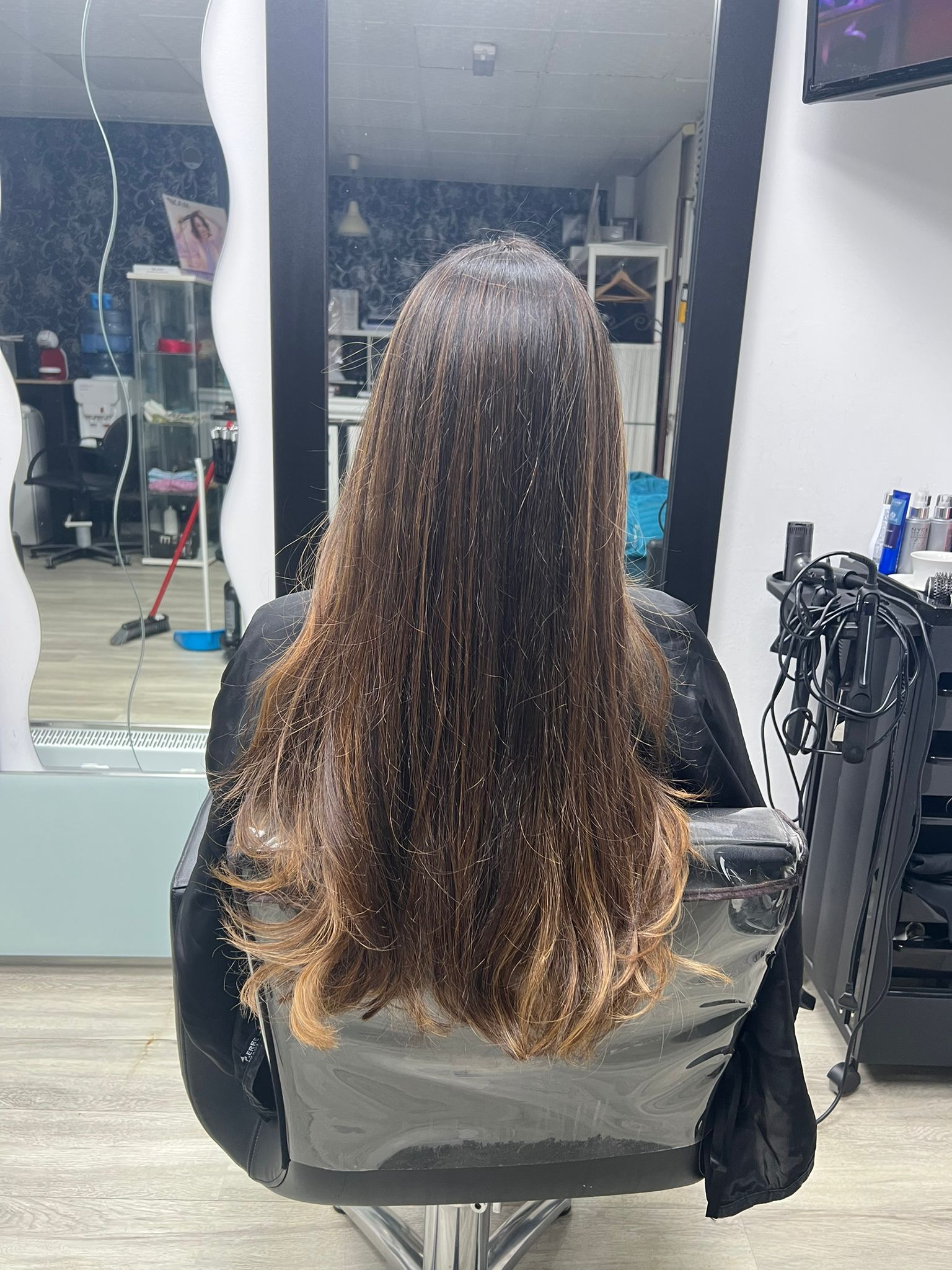 Cabello largo con mechas caramelo en Peluquería y Estética Roseni Lima