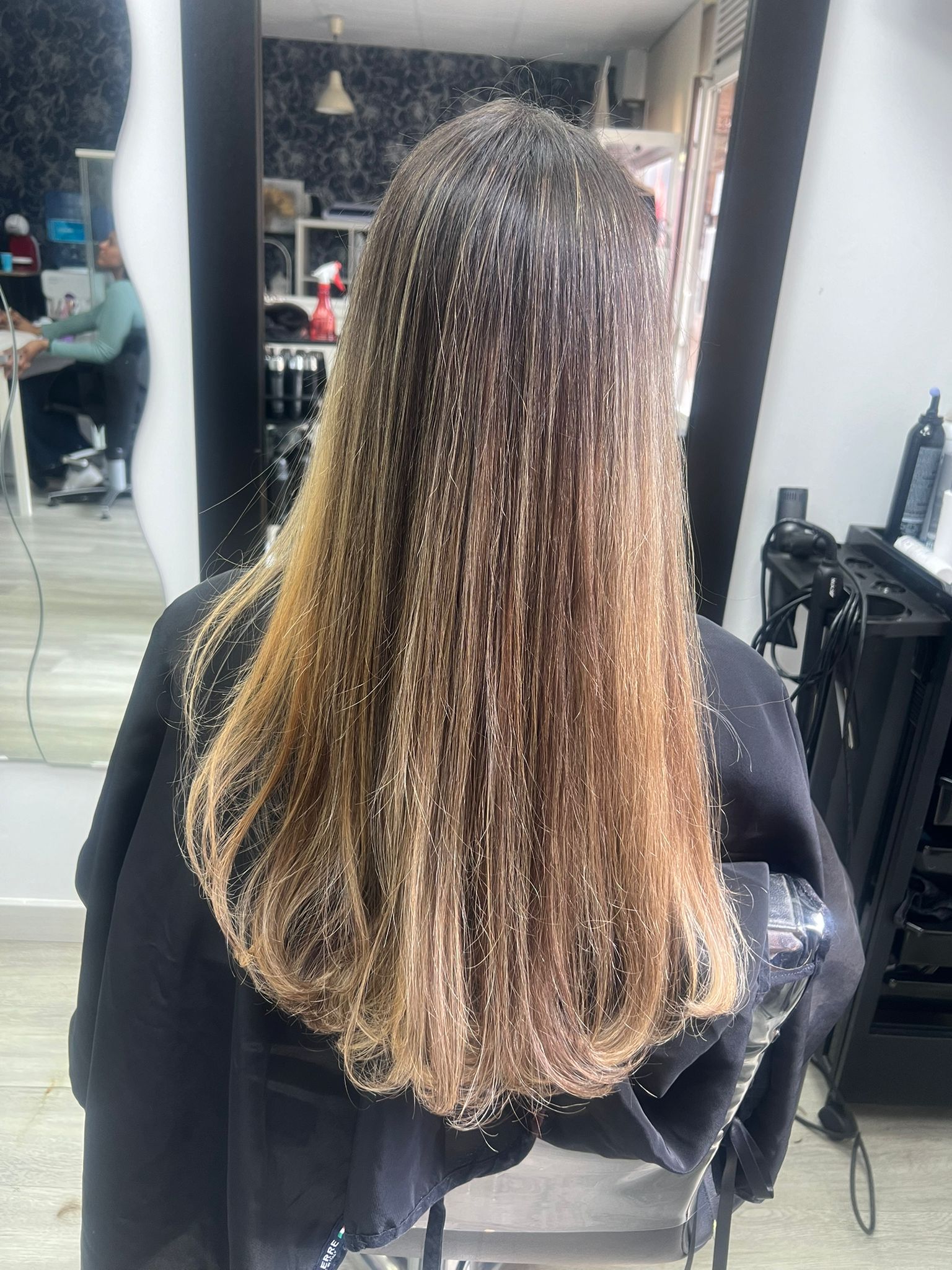 Cabello liso largo con balayage en Peluquería y Estética Roseni Lima