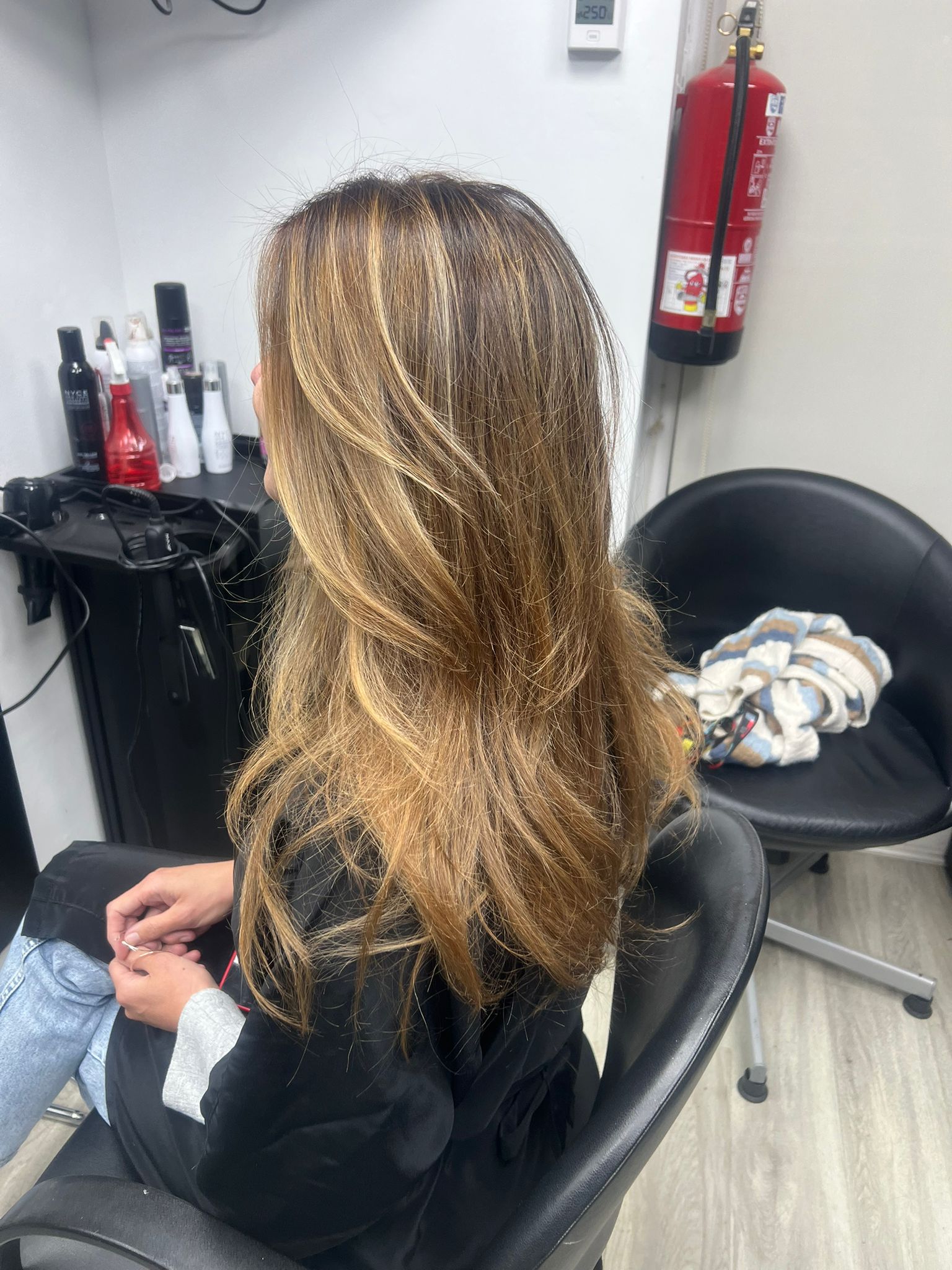 Melena con capas y balayage en Peluquería y Estética Roseni Lima